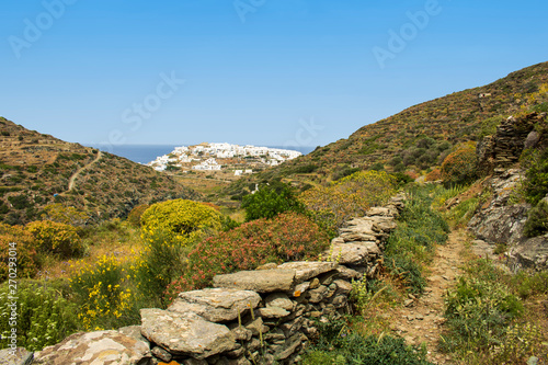 Le sentier de randonnée n°1 de l'île de Sifnos dans la vallée d'Erkies et Kastro au fond, Cyclades, Grèce
