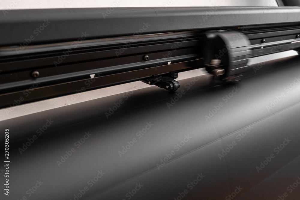 Obraz premium Vinyl cutter plotter machine and moving cutting head