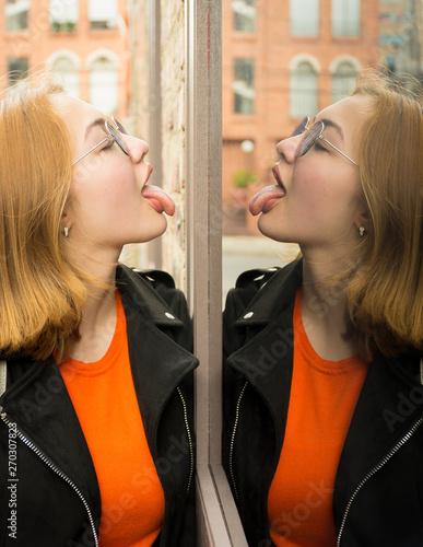 Chica Joven, Chica de Naranja, Simetria, Retrato Femenino, En Vidrios photo