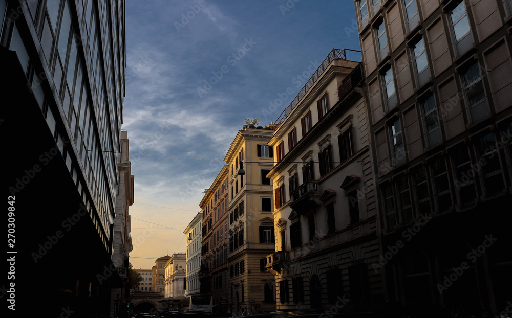 Obraz premium edificios con sombra y un poco de luz