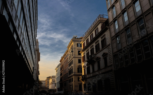 edificios con sombra y un poco de luz