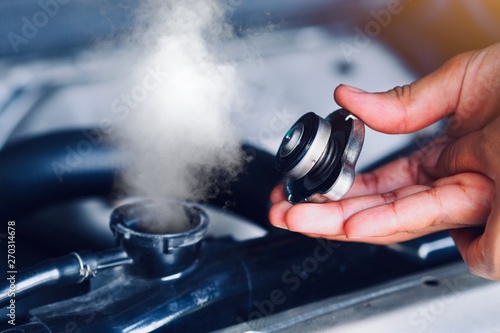 Car maintenance, car radiators help cool the engine Should see the appropriate water level, not to be dry or lacking.
