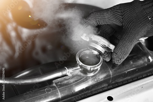 Car maintenance, car radiators help cool the engine Should see the appropriate water level, not to be dry or lacking.