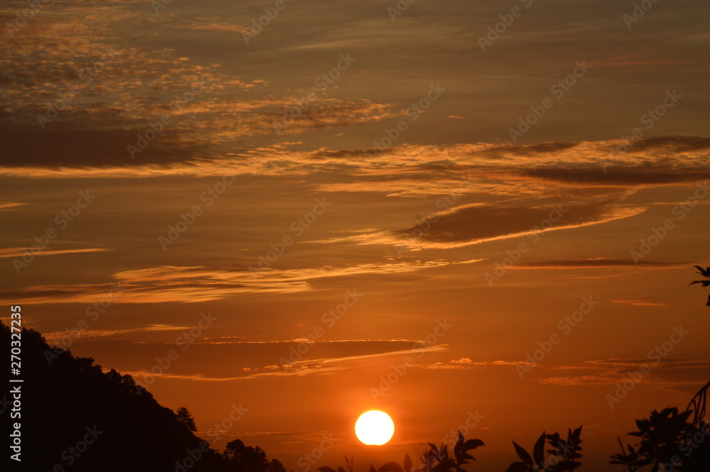 Obraz premium Sol de amanecer, despertar de la conciencia del mundo 