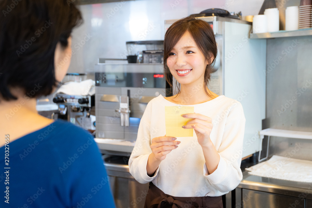 カフェでアルバイトする女の子 カフェでアルバイトする女の子