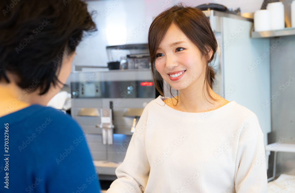 Obraz premium カフェでアルバイトする女の子