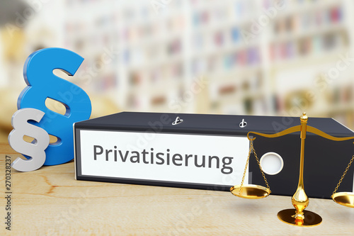 Privatisierung – Recht/Gesetz. Ordner auf Schreibtisch mit Beschriftung neben Paragraf und Waage. Anwalt photo