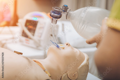 Bilde på lerret medical  students are learning how to rescue the patients in emergency