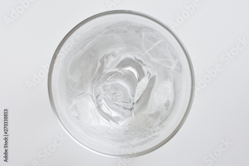 氷と水が入ったグラス