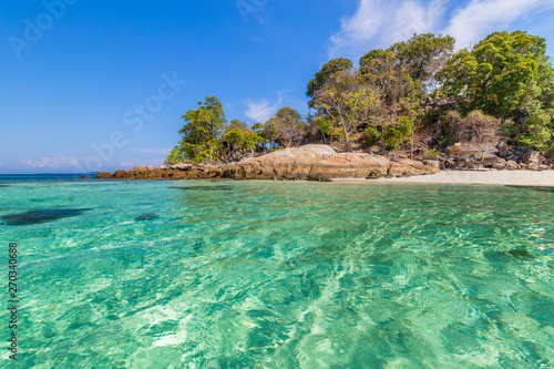 Fototapeta Naklejka Na Ścianę i Meble -  white beach with coral reef tropical sea in lipe island thailand
