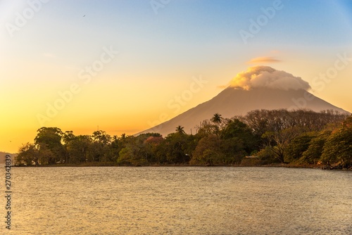 Fototapeta In the evening at the Nicaragua lake with Conception Volcano in Ometepe Island -