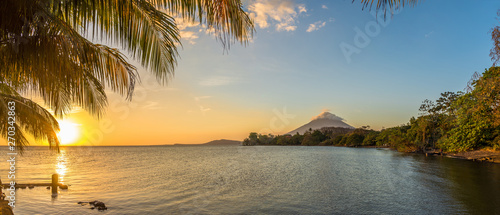 Fotografia Panoramic view at the sunset with Conception Volcano at the Nicaragua lake in Om