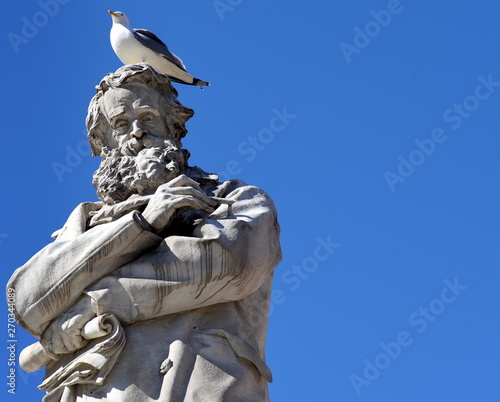 Denkmal des Niccoló Tommaseo mit Taube auf dem Kopf photo