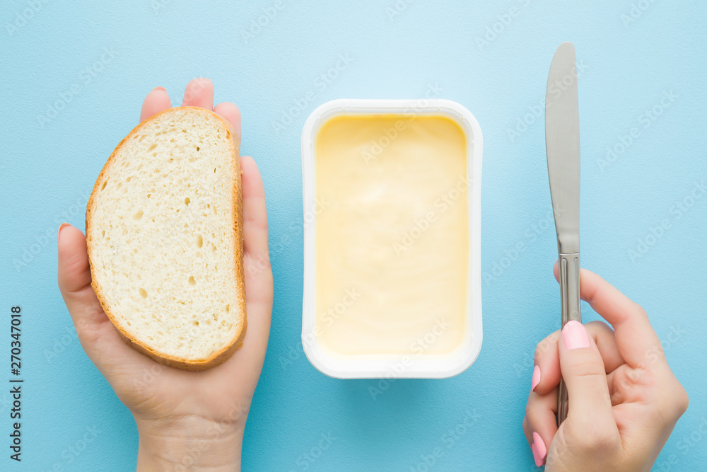 Ταπετσαρία Woman's hands holding slice of white bread and knife