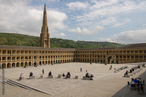 Foto Halifax West Yorkshire UK, 10th May 2019: Photo of the famous Piece Hall in the Blackledge area of Halifax, showing the historic stone build building, taken on a part cloudy sunny day