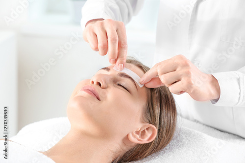 Young woman undergoing eyeb...