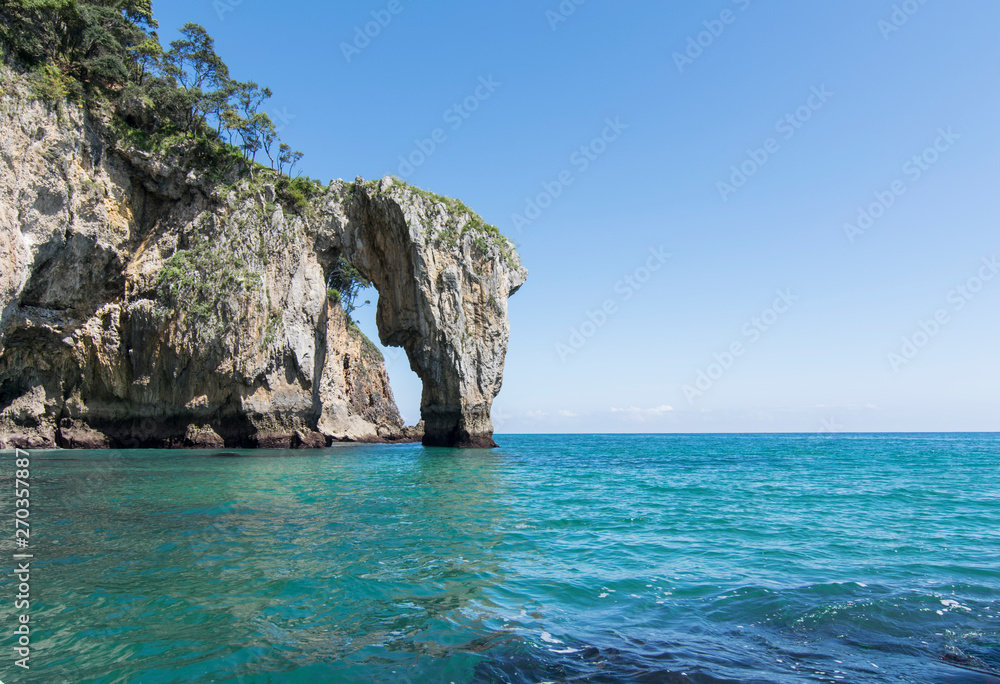 arco formado por la acción del mar en un acantilado arco formado por la acción del mar en un acantilado