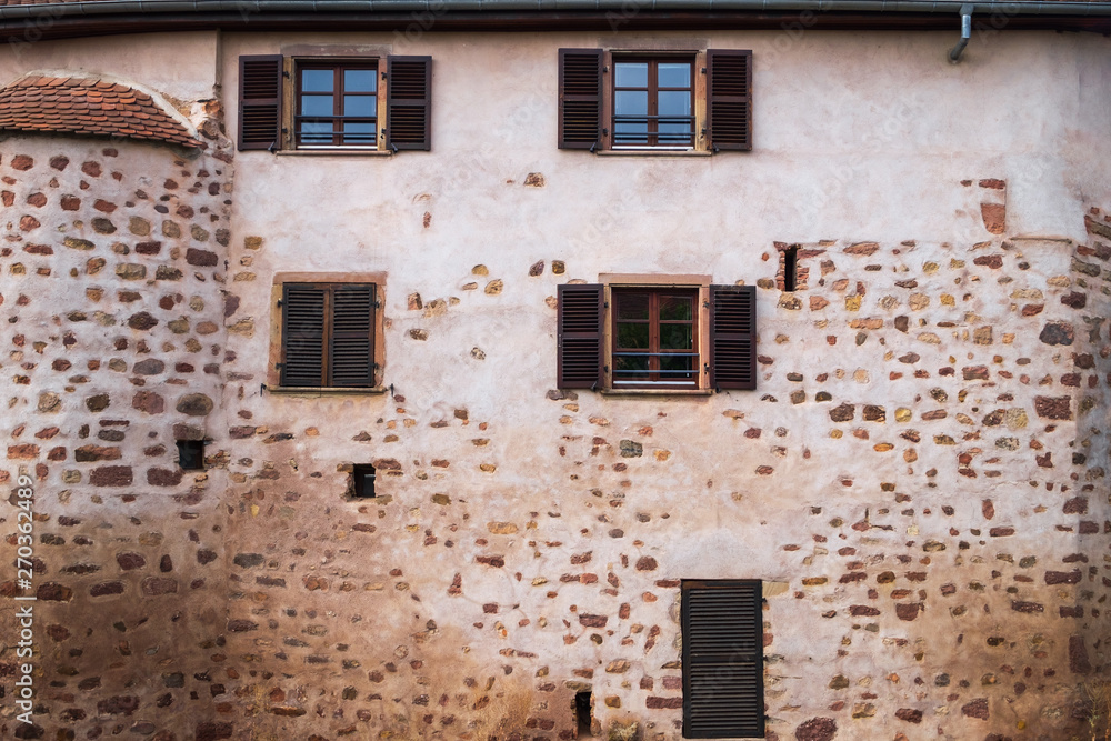 Altes Gebäude in der Stadtmauer von Obernai/Elsass/Frankreich