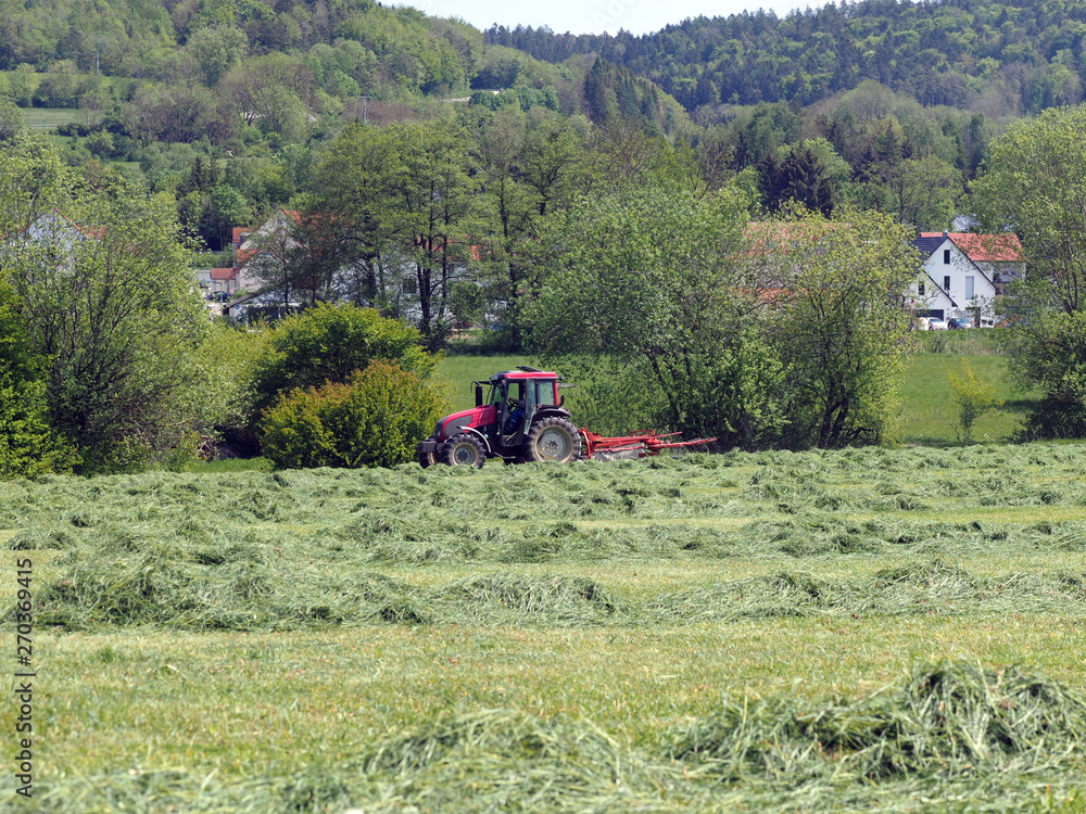 Obraz premium Landwirt beim Mähen