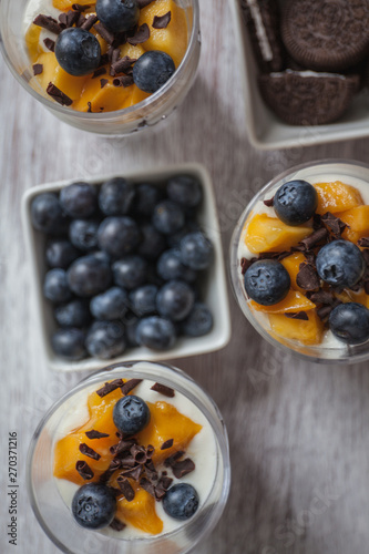 Low callorie dessert with mango and blueberry