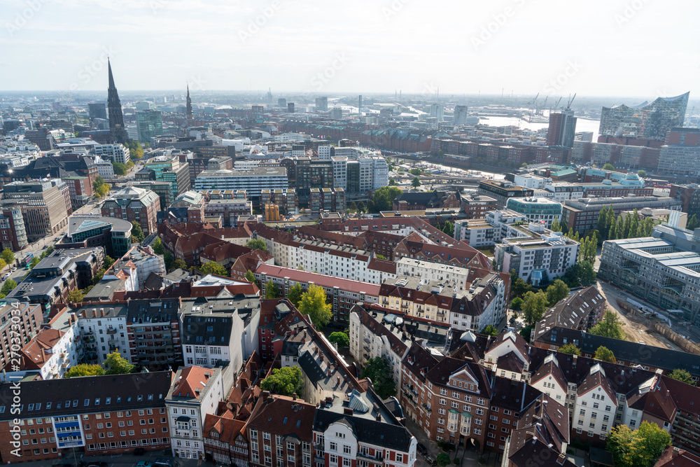 Obraz premium high angle shot of brown roofs in hamburg