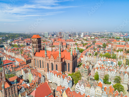 Krajobraz turystycznej części miasta Gdańsk. Stare miasto z lotu ptaka z Bazyliką Mariacką i zabytkowymi kamienicami.