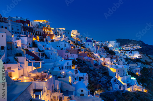 Oia wioska w Santorini wyspie przy zmierzchem w Grecja