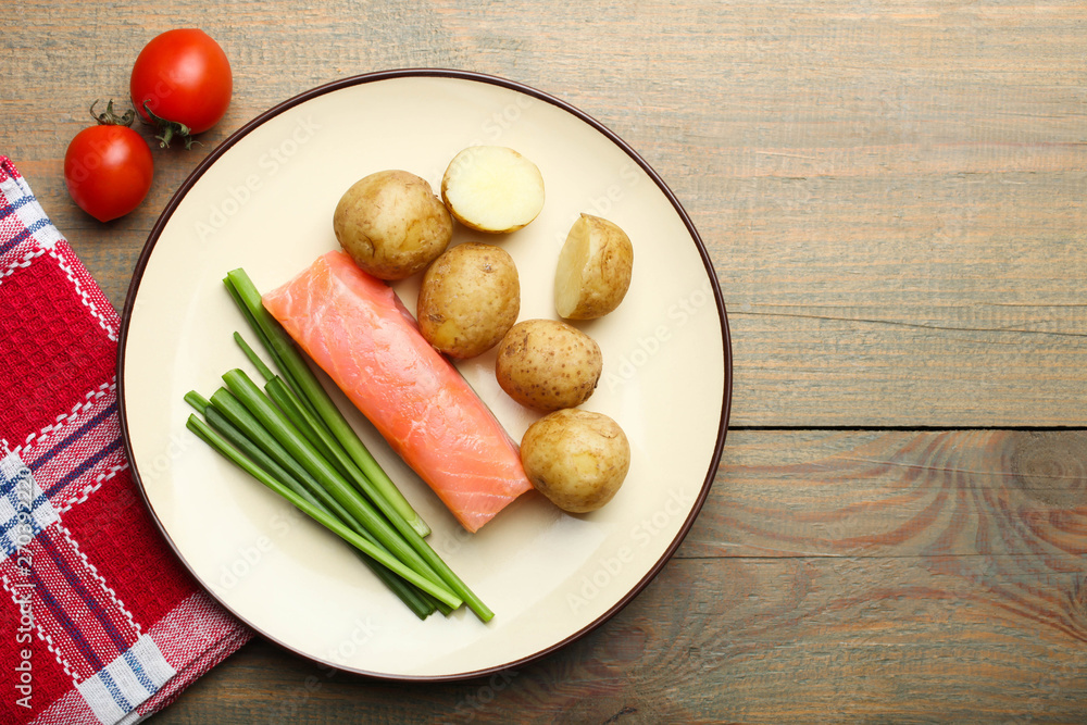 Boiled young potatoes with red fish, onions and cherry tomatoes Boiled young potatoes with red fish, onions and cherry tomatoes