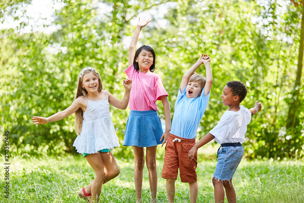 Fototapeta premium Fröhliche Gruppe Kinder im Park