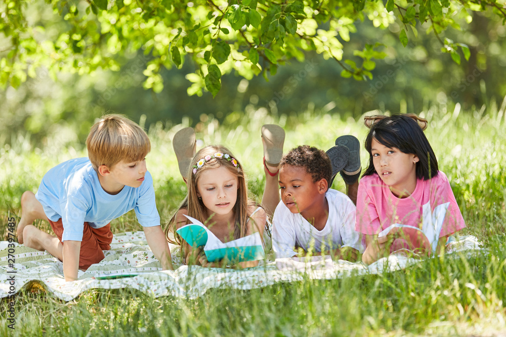 Fototapeta premium Multikulturelle Gruppe Kinder lernt zusammen