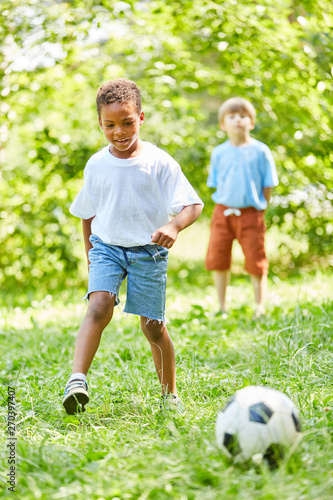 Zwei Jungen spielen Fußball in der Freizeit