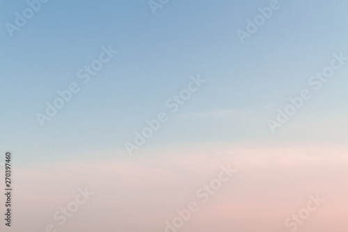 Obraz na płótnie Beautiful sunset sky with feathery pink clouds in spring w salonie
