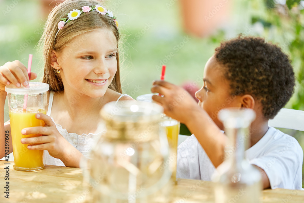 Zwei Kinder beim Frühstück im Kindergarten Stock Photo | Adobe Stock