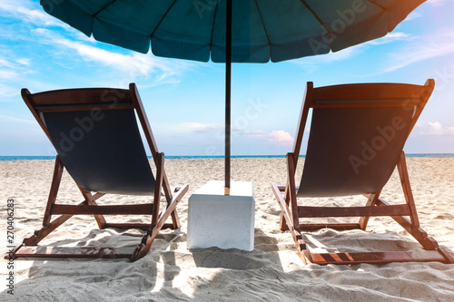Fototapeta Naklejka Na Ścianę i Meble -  Beach umbrellas and chairs overlooking the beautiful sea and sky. Used to shade tourists while enjoying relaxation