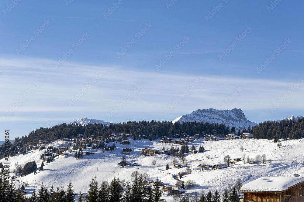 Chalets de montagne sur Paysage de montagne dans les Alpes 