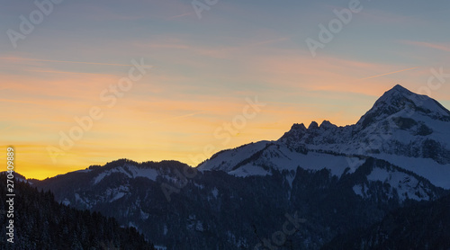 Couch   de soleil sur paysage de montagne dans les Alpes 
