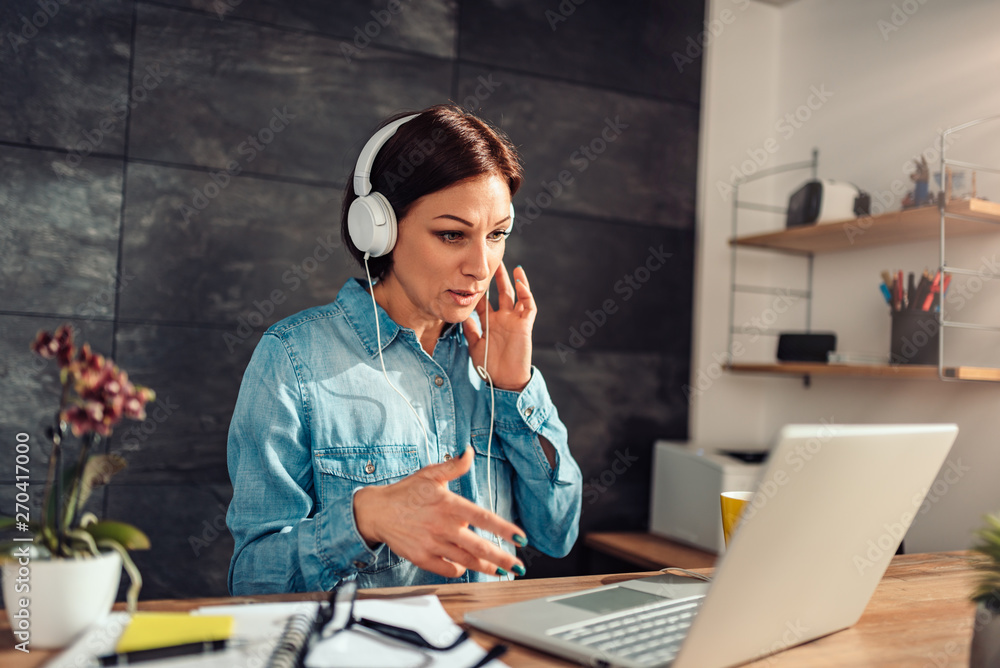 Φωτογραφία Business woman doing video call at office