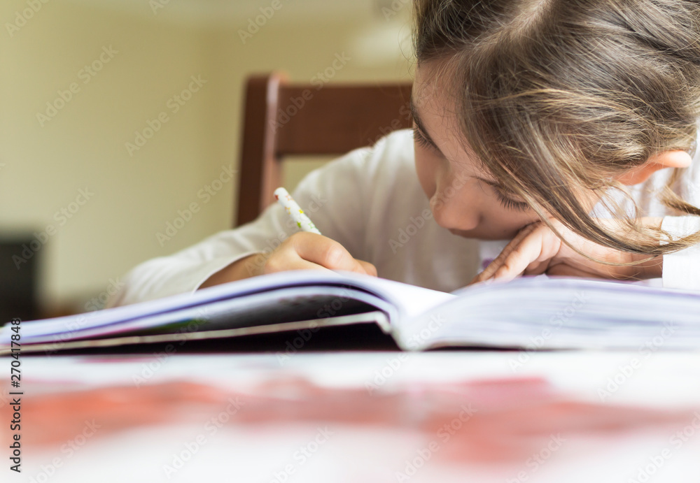 she is making her homework. The primary school student is making herself homework she is making her homework. The primary school student is making herself homework