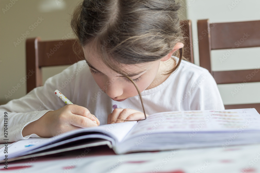 she is making her homework. The primary school student is making herself homework she is making her homework. The primary school student is making herself homework