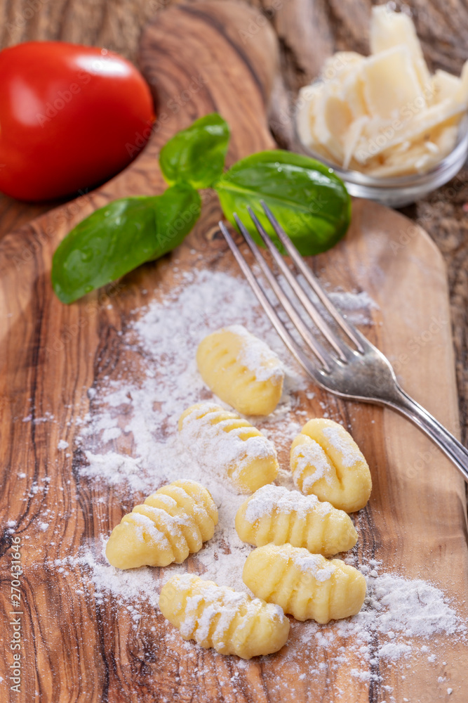 Nahaufnahme von rohen Gnocchi auf Holz Nahaufnahme von rohen Gnocchi auf Holz