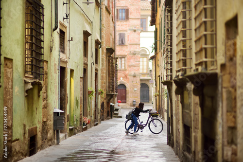 Fototapeta Naklejka Na Ścianę i Meble -  Beautiful medieval streets of Lucca city, Tuscany, Italy.