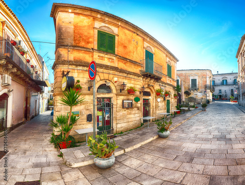 Fototapeta Spacerując po starych ulicach barokowego miasta Ragusa Ibla na Sycylii