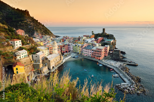 Fototapeta Naklejka Na Ścianę i Meble -  Colourful houses and small marina of Vernazza, one of the five centuries-old villages of Cinque Terre, located on rugged northwest coast of Italian Riviera.