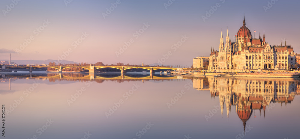Obraz premium Budynek Parlamentu i rzeka Dunaj w Budapeszcie