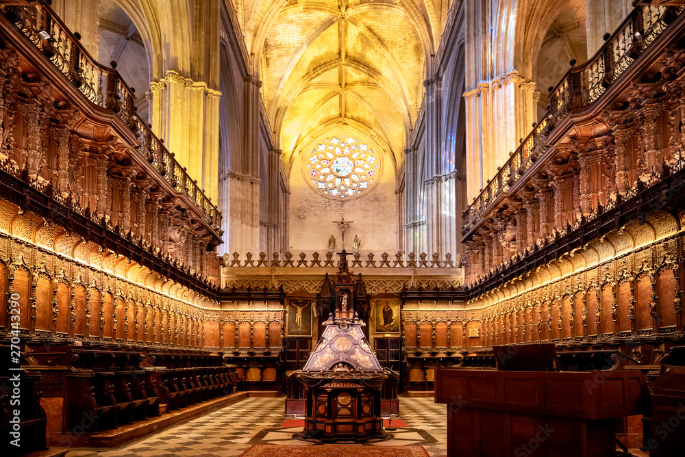 Naklejka premium SEVILLE, HISZPANIA: wnętrze słynnej katedry w Sewilli w Andaluzji, wpisane na Listę Światowego Dziedzictwa, jest jedną z największych gotyckich katedr w świecie zachodnim