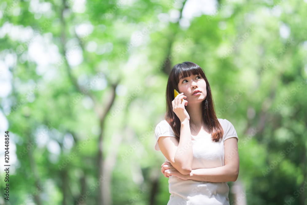 スマホ・女性・新緑 スマホ・女性・新緑