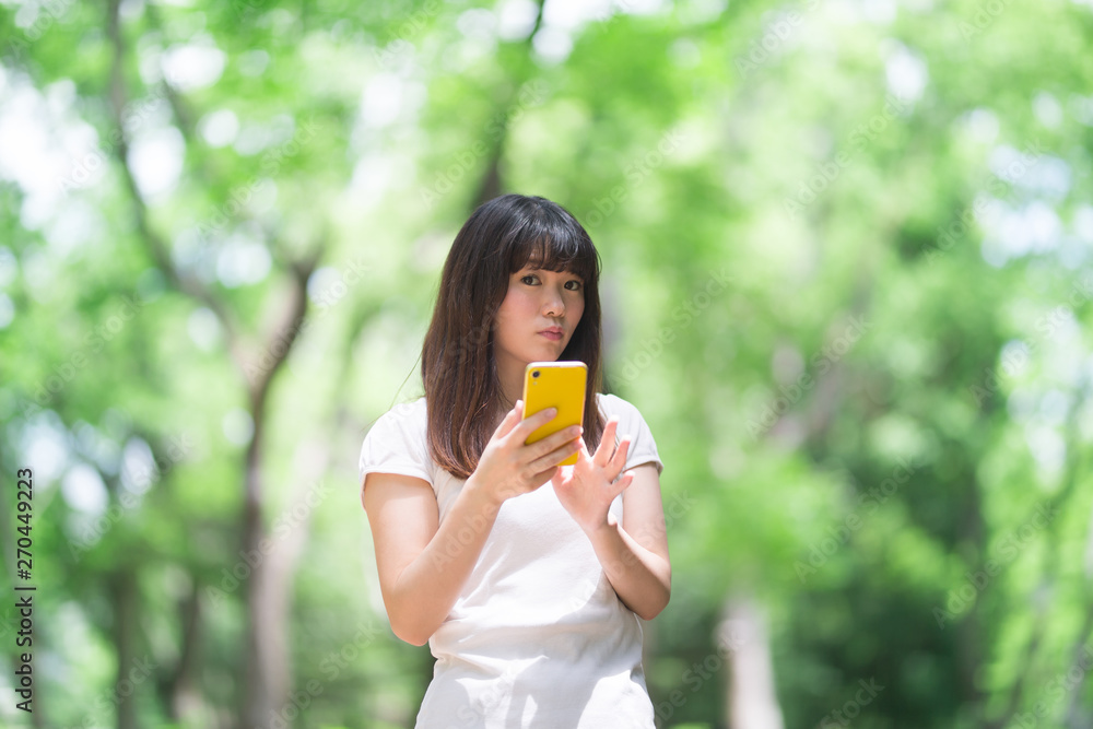 スマホ・女性・新緑 スマホ・女性・新緑