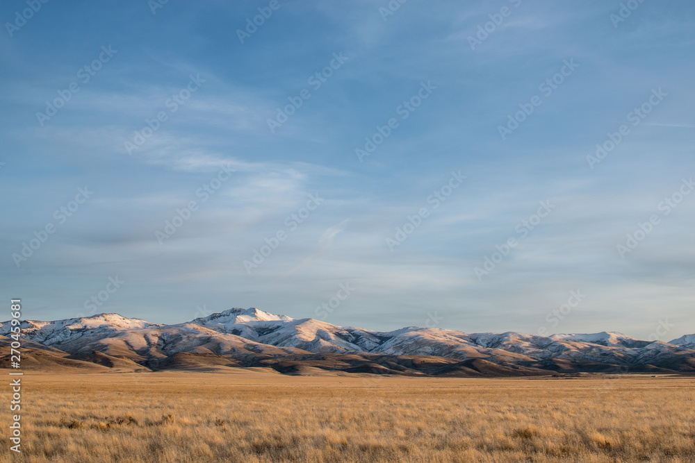 Obraz premium snowy rolling hills under blue sky