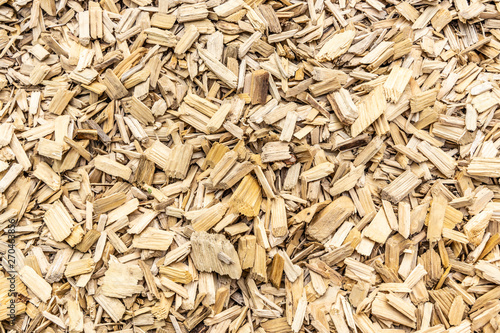 Holzspäne aus Baumrinde bedecken als Polsterung auf Spielplatz den Boden