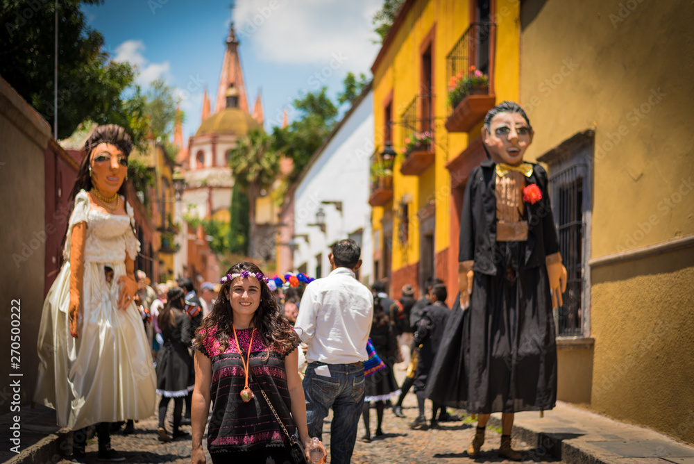 Fototapeta premium Kobieta w pięknym mieście San Miguel de Allende świętuje wesele z mojigangami w callejoneada